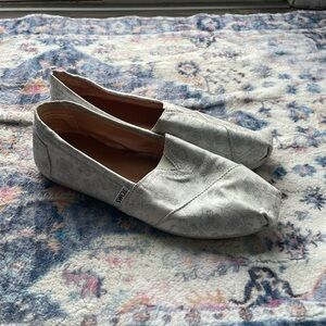 Toms women’s slip on silver floral shoes - size 8.5